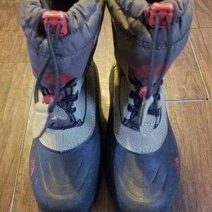 BOY'S NORTHFACE WINTER BOOTS SZ.4